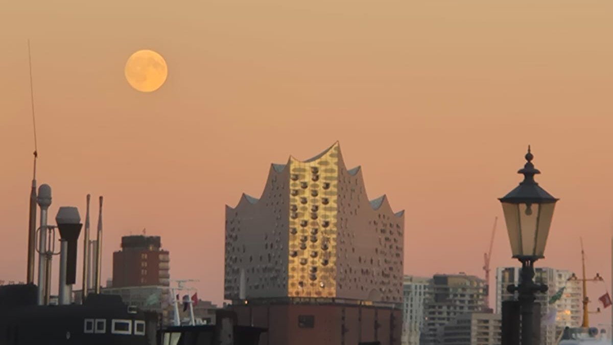 Abendstimmung im Hamburger Hafen mit Mond und Elbphilharmonie