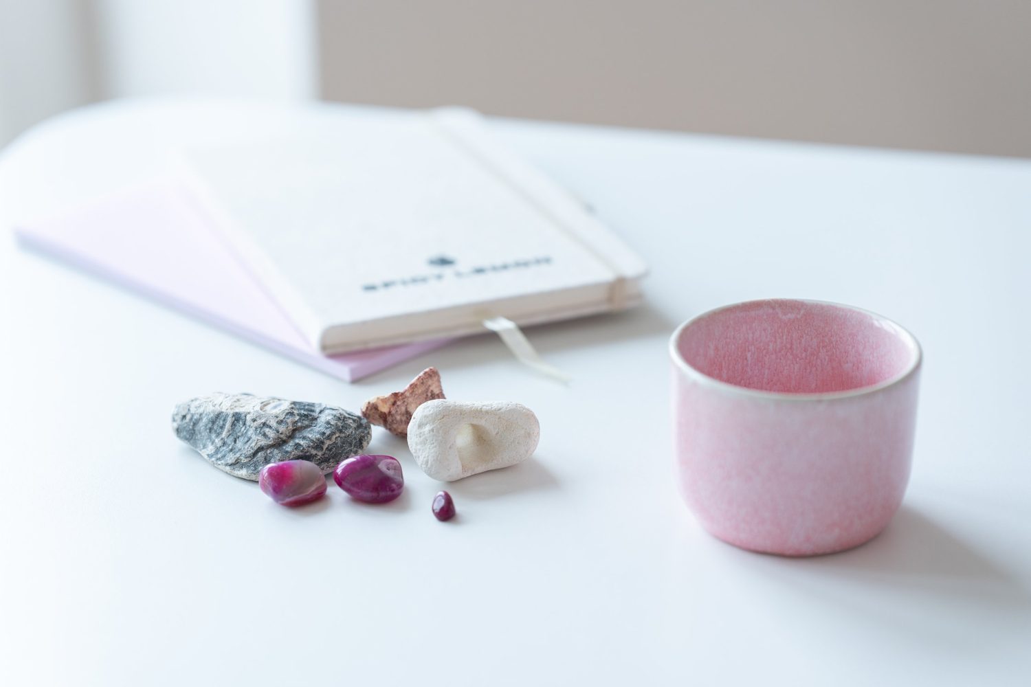 Notizbuch, Steine und rosa Tasse